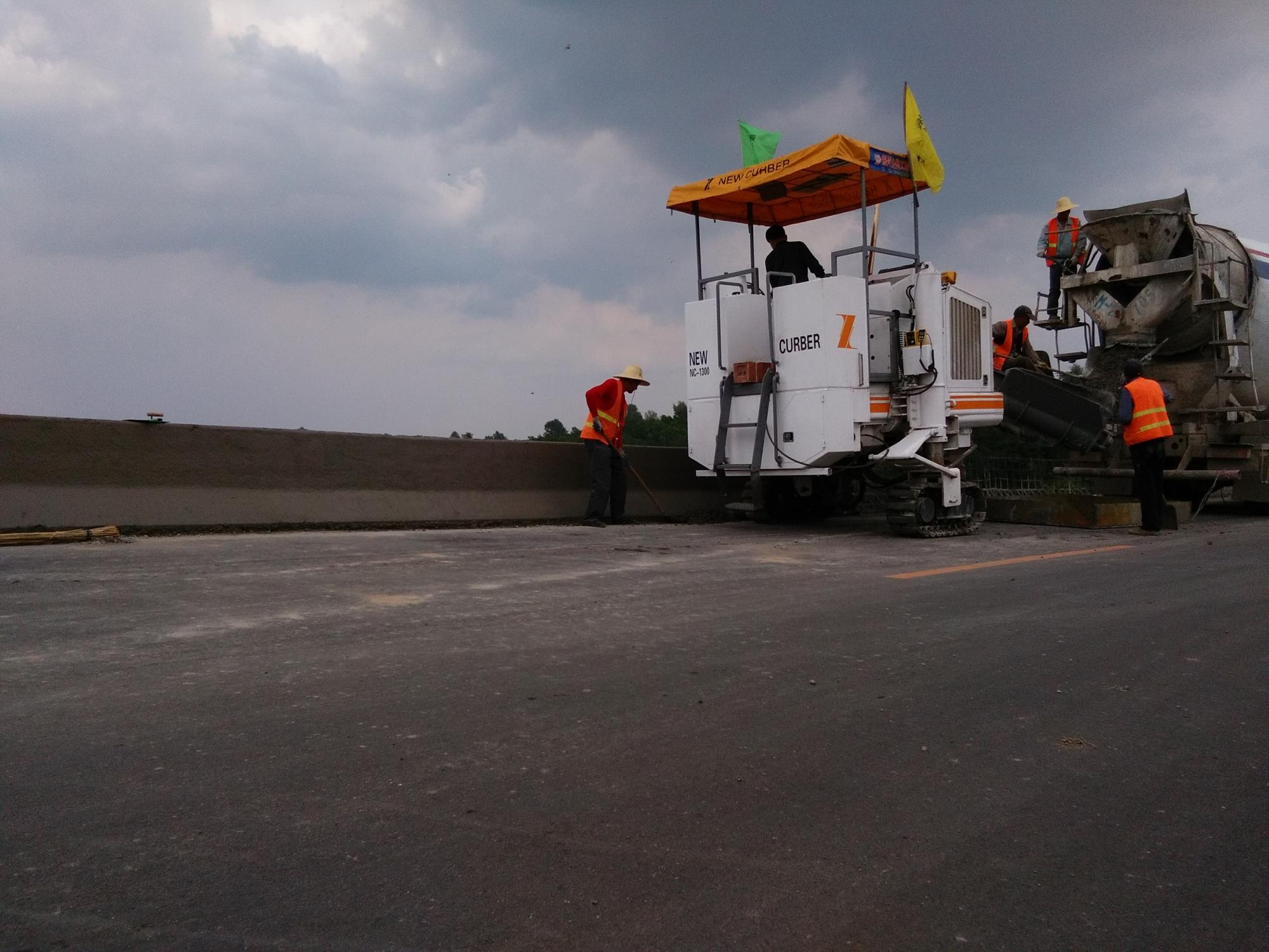 國內(nèi)混凝土滑模攤鋪機(jī)品牌有哪些？哪個(gè)廠家實(shí)力強(qiáng)？