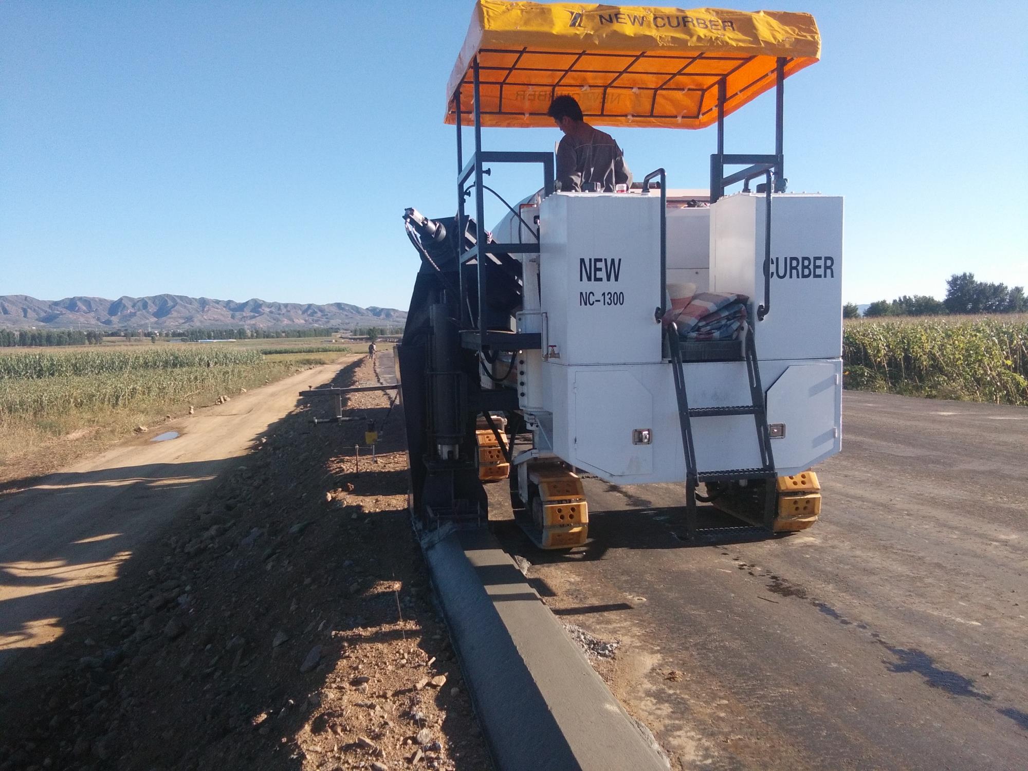 使用混凝土路緣石滑模機滑模攤鋪節省了不少人力財力，值得推薦！