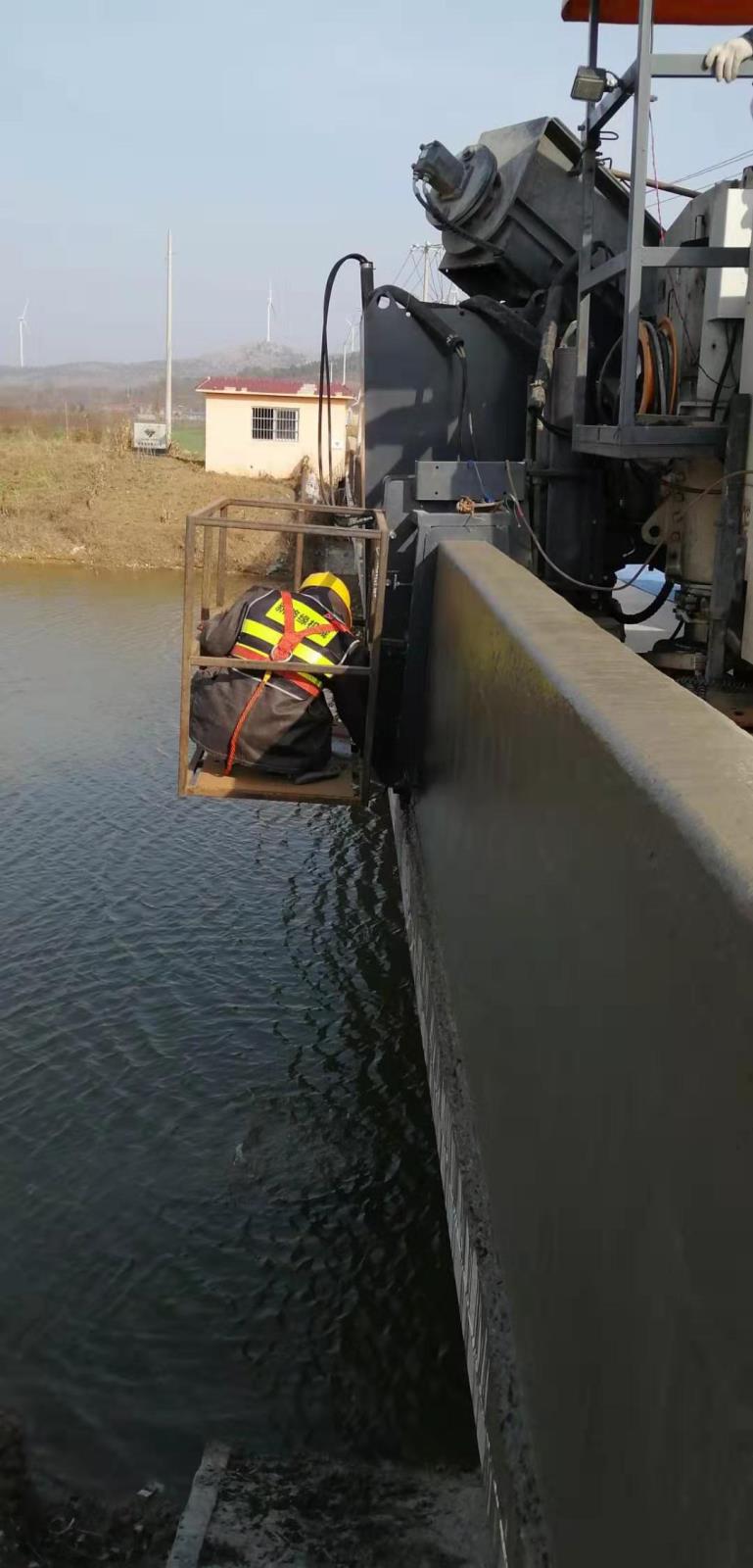連續橋面攤鋪對路緣石滑模攤鋪機的要求